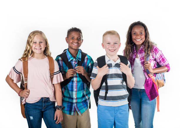 ritratto di un gruppo di studenti sorridenti delle scuole elementari con zaini - untucked foto e immagini stock