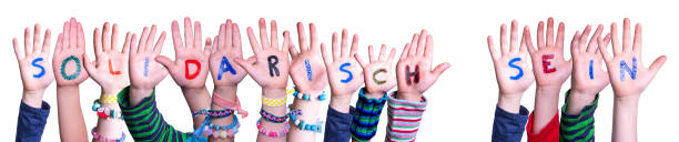 ソリダリッシュ・セインを持つ子供の手は連帯、孤立した背景を示すことを意味します - loyalty business solidarity human hand ストックフォトと画像