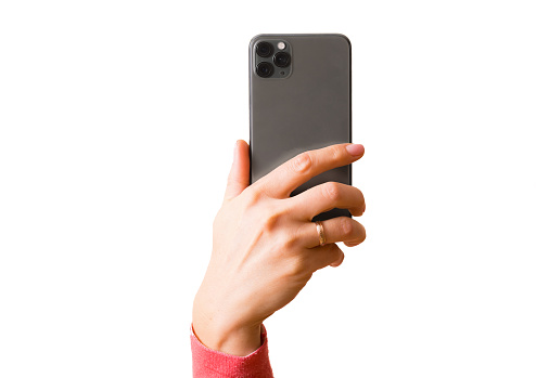 Persona sosteniendo en el teléfono móvil de la mano con la cámara de triple lente photo