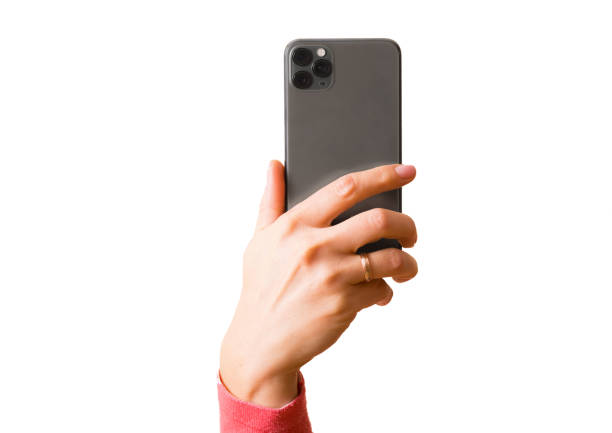 pessoa segurando na mão celular com câmera de lente tripla - photo messaging telephone photographing camera - fotografias e filmes do acervo