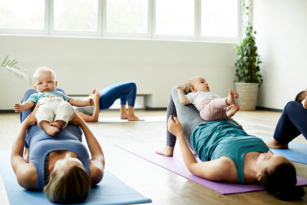 trabajando nuestros glúteos con nuestros nuevos pesos de bebé - child yoga gym women fotografías e imágenes de stock