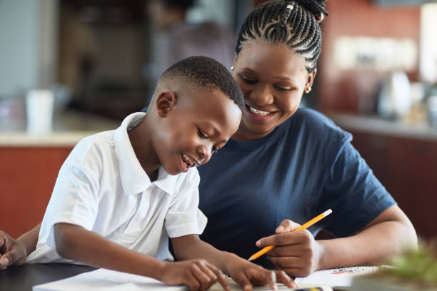 madre africana y hijo joven pasando tiempo creativo juntos - africa african descent education child fotografías e imágenes de stock