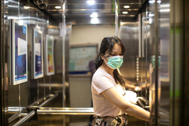 woman with face protective mask - claustrophobic imagens e fotografias de stock