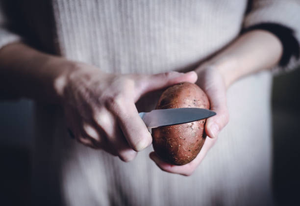 zbliżenie rąk obierania ziemniaków - root vegetable raw potato human skin root zdjęcia i obrazy z banku zdjęć