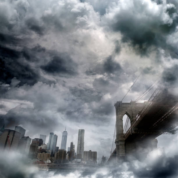 spettrali edifici skyline di manhattan tra nuvole tempestose - dramatic sky manhattan moody sky new york city foto e immagini stock