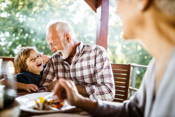 dimmi un nonno segreto! - whispering grandparent child grandfather foto e immagini stock