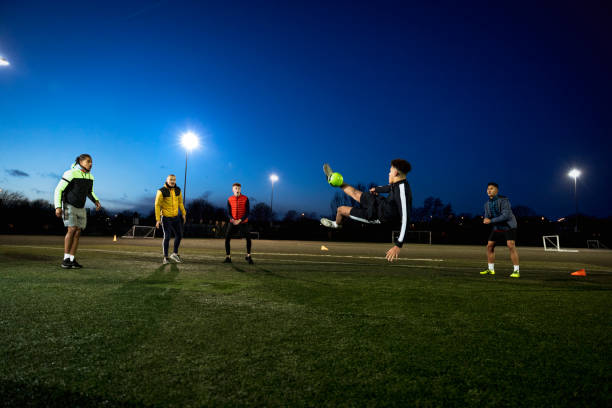 así es como se hace - volley kick fotografías e imágenes de stock