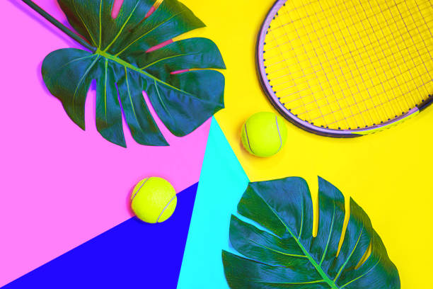 disposition de tennis avec des boules de tennis, raquette et feuilles tropicales de monstera sur le fond multicolore de néon rose abstrait. - tennis club photos et images de collection