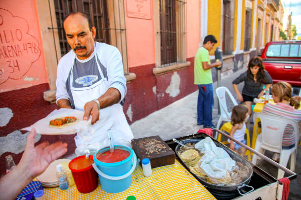 sprzedawca ulicy tradycyjnych meksykańskich tacos w lagos de moreno w zachodnim meksyku - ancient pueblo peoples zdjęcia i obrazy z banku zdjęć