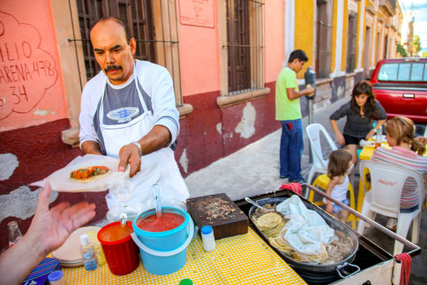 um vendedor ambulante de tacos mexicanos tradicionais em lagos de moreno no oeste do méxico - ancient pueblo peoples - fotografias e filmes do acervo
