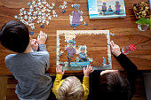 drei-kinder-jungen-puzzle-mit-ihrem-bild