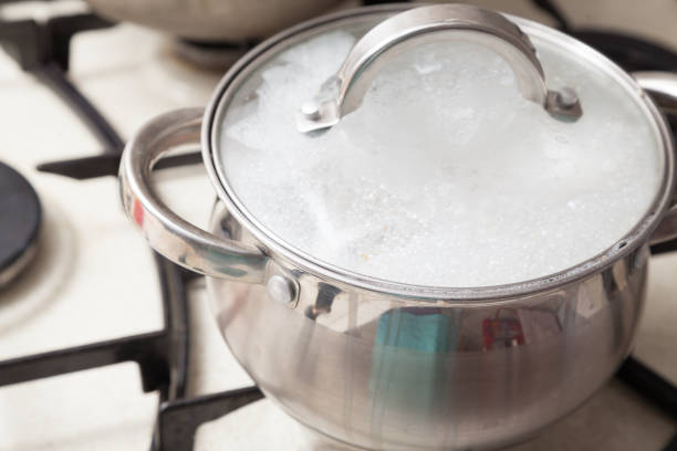 cooking pot with boiling soup - saucepan fire steam soup imagens e fotografias de stock