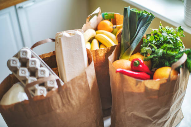consegna di cibo durante la quarantena - paper bag groceries food vegetable foto e immagini stock
