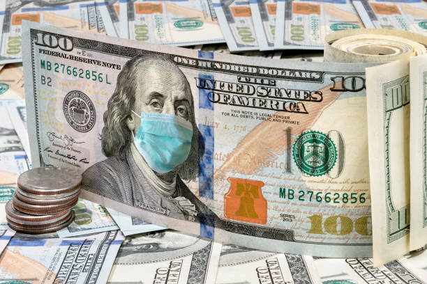 маска для лица на 100-долларовых купюрах против коронавируса - medical bills стоковые фото и изображения