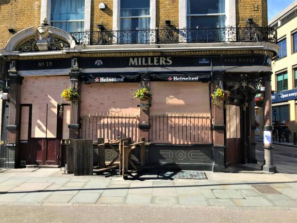 closed london pub street view no people - praça leicester imagens e fotografias de stock