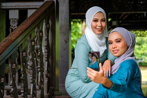 Minister scheidsrechter bezorgdheid Moslim Maleise Vrouwen Die Hijab En Traditioneel Kostuum Dragen Nemen Selfie Tijdens Vieringen Aidilfitri Bij Het Terras Van Traditioneel Houten Huis Stockfoto en meer beelden van Alleen volwassenen - iStock Minister scheidsrechter bezorgdheid Moslim Maleise Vrouwen Die Hijab En Traditioneel Kostuum Dragen Nemen Selfie Tijdens Vieringen Aidilfitri Bij Het Terras Van Traditioneel Houten Huis Stockfoto en meer beelden van Alleen volwassenen - iStock