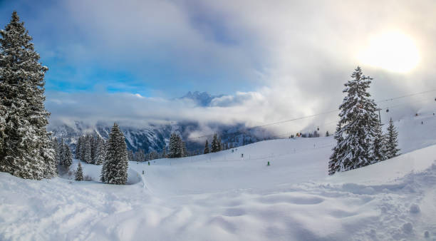 pista da sci con tempo limpido - european alps cold mountain range clear sky foto e immagini stock