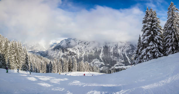 pista da sci con tempo limpido - european alps cold mountain range clear sky foto e immagini stock