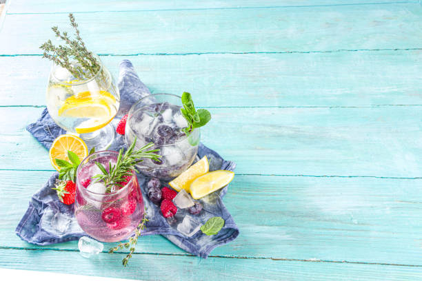 gin tonics de frutas y bayas - raspberry soda fotografías e imágenes de stock