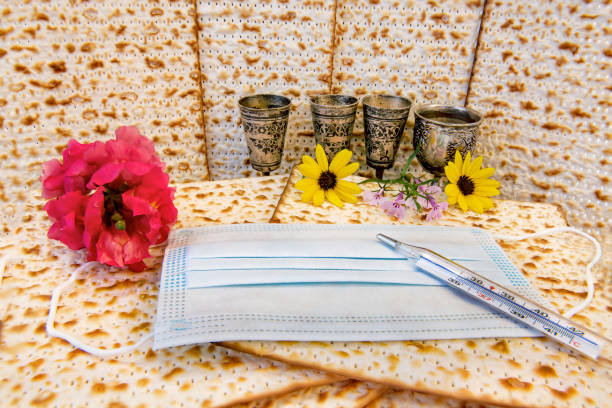 pâque hébraïque - pesah, attributs alimentaires symbolisant une grande fête juive - passover judaism seder kiddush cup photos et images de collection