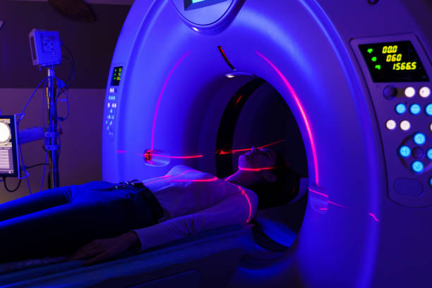 파란색과 빨간색 스캐닝 레이저가있는 클리닉에서 관절ct. 소녀를위한 부상, 염증 및 영양 장애 관절 질환의 컴퓨터 진단 - mri scanner mri scan radiation cancer 뉴스 사진 이미지