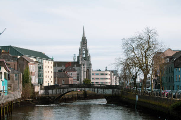 une vue de la ville de cork du pont de nano nagle - rivière lee photos et images de collection