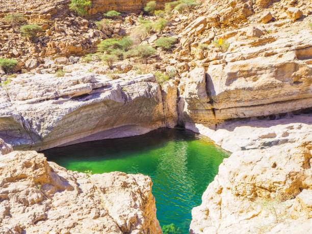 природный бассейн в вади бани халид, оман - wadi bani khalid стоковые фото и изображения