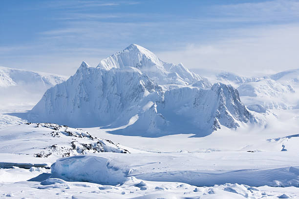 picchi innevati - uncultivated snow ice antarctica foto e immagini stock