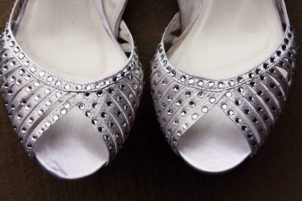 peep toe prata com diamantes calçados - foto de acervo