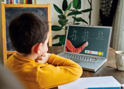 6-7 años lindo niño aprendiendo matemáticas desde la computadora. photo