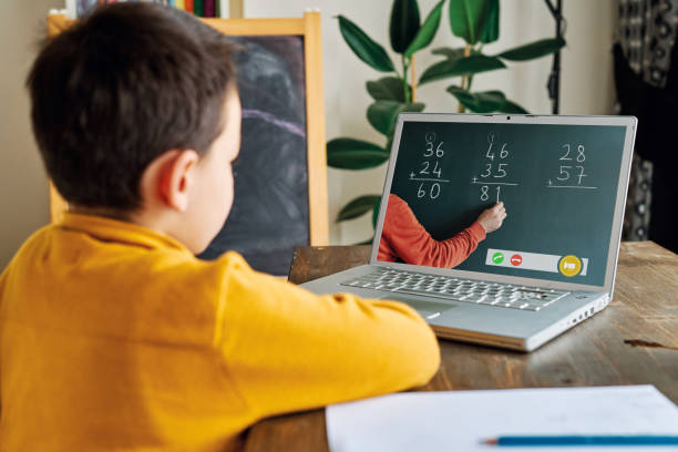 6-7 ans mignon enfant apprenant des mathématiques de l’ordinateur. - 6 7 years photos et images de collection