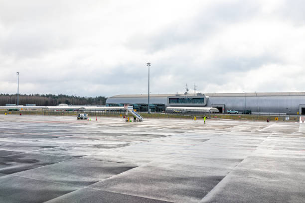 agora dwor vista do avião janela do edifício do aeroporto internacional modlin - modlin airport - fotografias e filmes do acervo