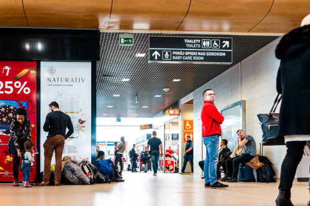 modlin aeroporto perto da capital warszawa cidade com muitas pessoas esperando no corredor - modlin airport - fotografias e filmes do acervo