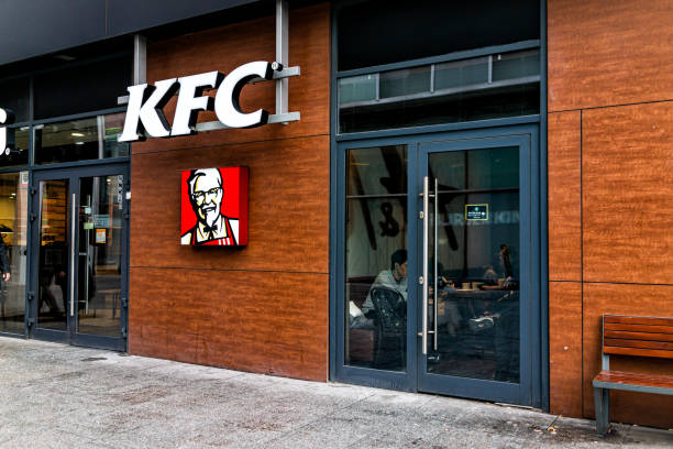 kfc ресторан сети быстрого питания с логотипом знак возле центра города centrum в warszawa - 18688 стоковые фото и изображения
