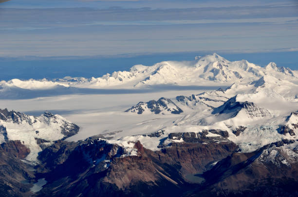 veduta aerea del campo di ghiaccio della patagonia meridionale con il vulcano lautaro e gorra blanca vicino a el chalten, patagonia, argentina e cile - lautaro foto e immagini stock