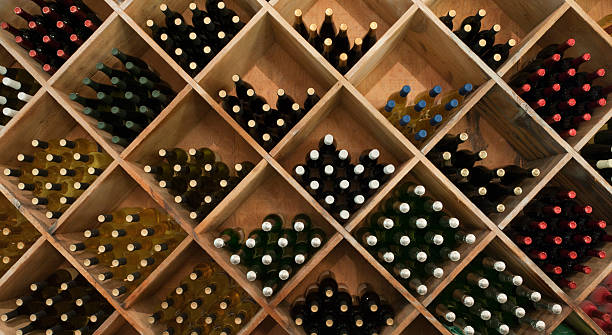 винный шкаф - wine rack фотографии стоковые фото и изображения