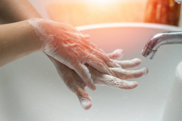 prevenire il coronavirus o il concetto di covid-19. lavaggio a mano del lavaggio a mano con sapone a bolle al lavandino. - antibacterial washing hands washing hygiene foto e immagini stock