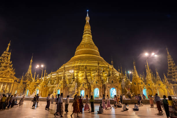blick auf den berühmten burmesischen tempel und beliebten ort, um die shwedagon pagode in yangon, myanmar zu besuchen - ancient architecture buddhism burmese culture stock-fotos und bilder