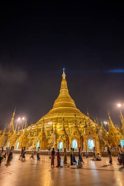 blick auf den berühmten burmesischen tempel und beliebten ort, um die shwedagon pagode in yangon, myanmar zu besuchen - ancient architecture buddhism burmese culture stock-fotos und bilder