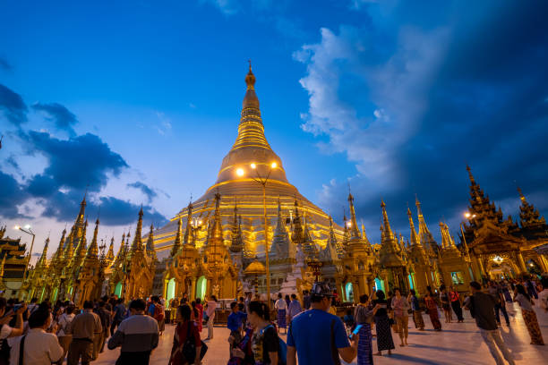 blick auf den berühmten burmesischen tempel und beliebten ort, um die shwedagon pagode in yangon, myanmar zu besuchen - ancient architecture buddhism burmese culture stock-fotos und bilder