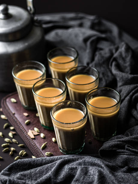 indisk chai i glaskoppar med metallkokare och andra masalas för att göra te. - losar bildbanksfoton och bilder