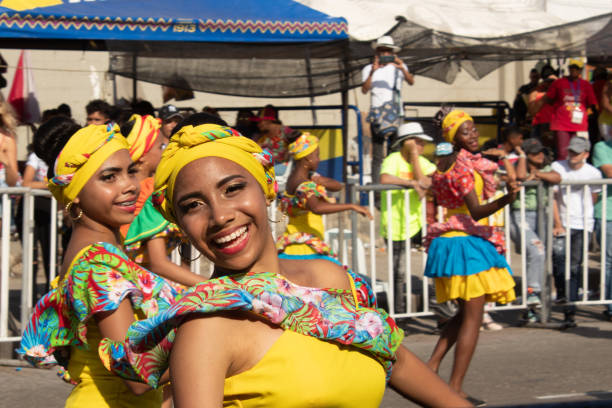 bailarines en amarillo en el carnaval de barranquilla - trajes tipicos colombianos fotografías e imágenes de stock
