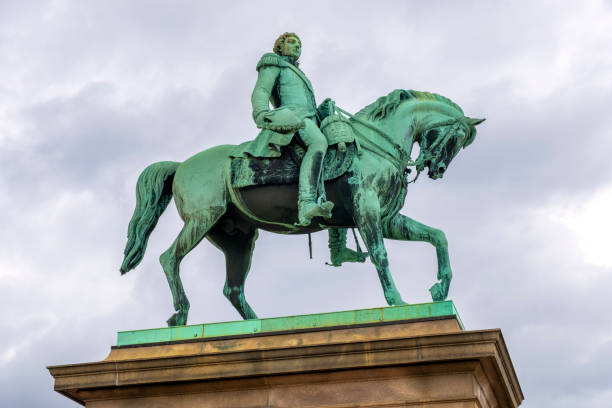 norwegen - statue von könig karl xiv. johannes vor dem osloer königspalast - prince of wales stock-fotos und bilder