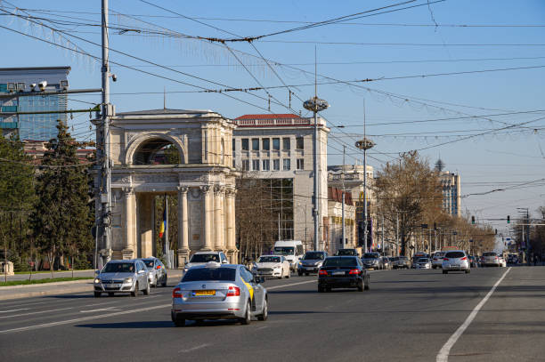 tráfico de transporte diurno en la gran plaza de la asamblea nacional en chisinau, moldavia - moldavia fotografías e imágenes de stock