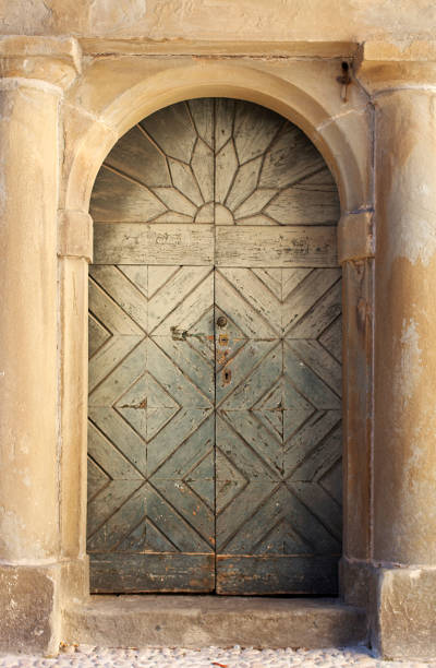 old door, à bergame - ancient past antique close up photos et images de collection