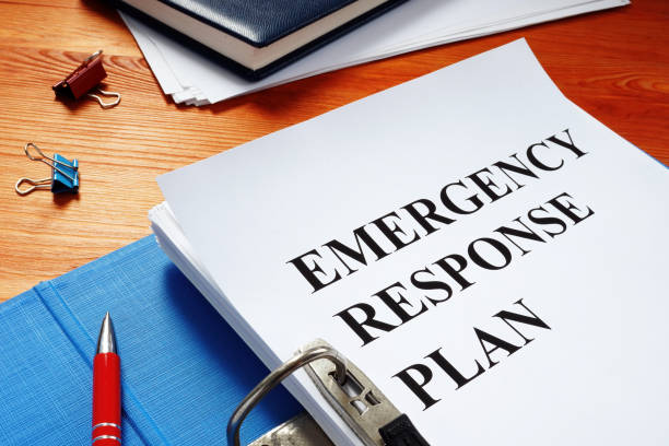 aprire una cartella con il piano di risposta alle emergenze. - evento catastrofico foto e immagini stock