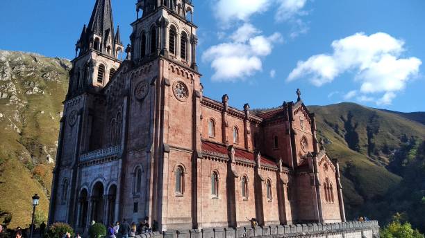 imponent basilica of covadonga - imponent imagens e fotografias de stock