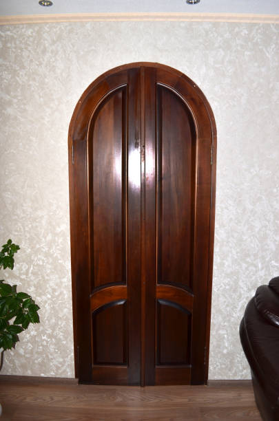 istock Closed double wooden door in an empty room with copy space. 1217186536