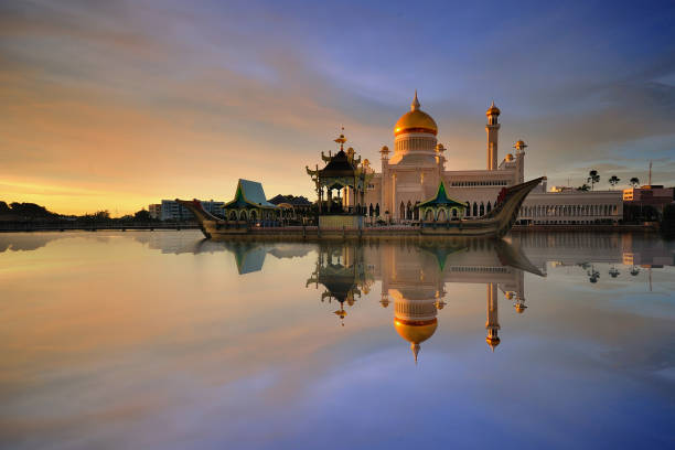 bela vista do sultão omar ali saifudding mesquita, bandar seri begawan, brunei, sudeste asiático com reflexão - oman - fotografias e filmes do acervo