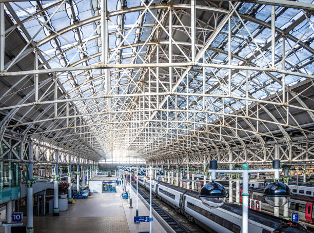 vista da estação de trem de mancester - grande manchester - fotografias e filmes do acervo